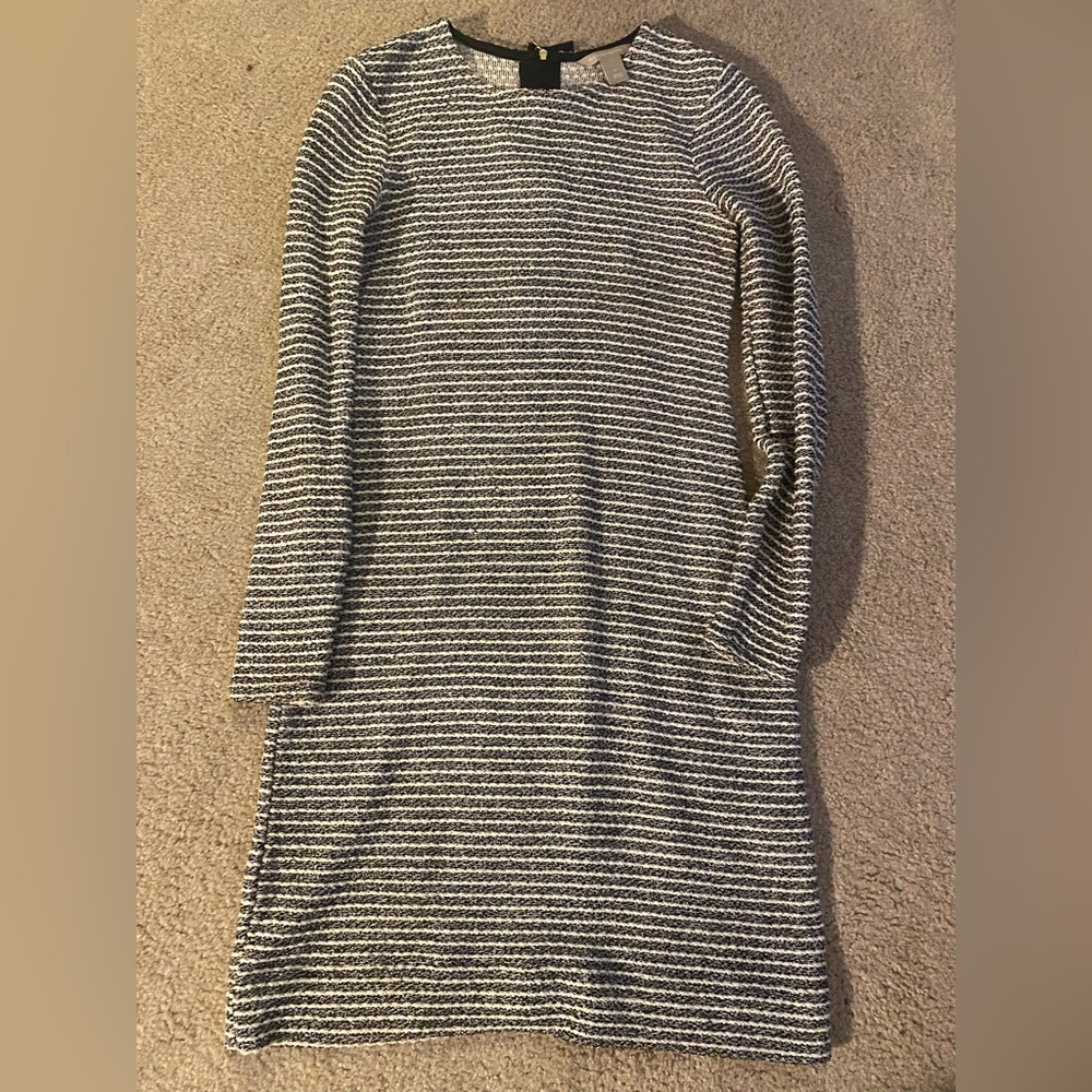 Banana Republic long sleeve, body contour dress. Perfect holiday party dress.